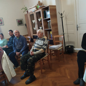 Városi Humánsegítő és Szociális Szolgálat | Galéria Előadást hallgató emberek.