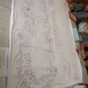 Városi Humánsegítő és Szociális Szolgálat | Galéria Egy lepedő kézlenyomatokkal.