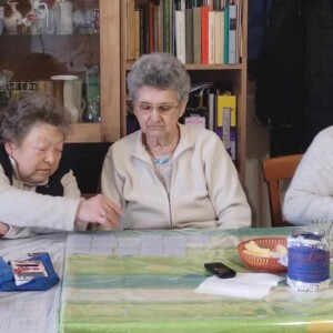 Városi Humánsegítő és Szociális Szolgálat | Galéria Asztalnál kártyajátékot játszó idősek.