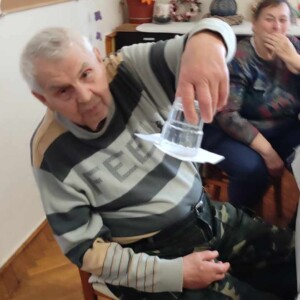 Városi Humánsegítő és Szociális Szolgálat | Galéria Pohártrükköt bemutató idős úriember.
