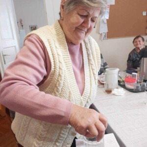 Városi Humánsegítő és Szociális Szolgálat | Galéria Pohártrükköt bemutató idős hölgy.