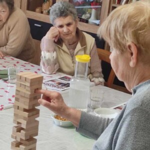 Városi Humánsegítő és Szociális Szolgálat | Galéria Asztalnál jengázó idősek.