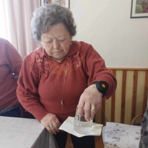 Városi Humánsegítő és Szociális Szolgálat | Galéria Pohártrükköt bemutató idős hölgy.