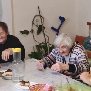Városi Humánsegítő és Szociális Szolgálat | Galéria Asztalnál kártyajátékot játszó idősek.