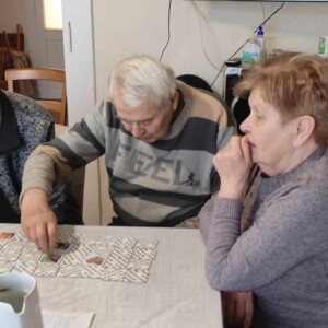 Városi Humánsegítő és Szociális Szolgálat | Galéria Asztalnál kártyajátékot játszó idősek.