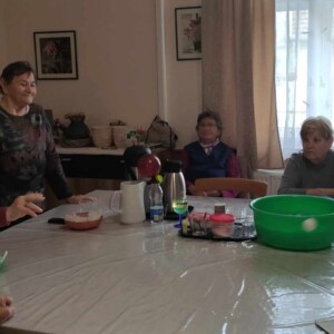 Városi Humánsegítő és Szociális Szolgálat | Galéria Asztalnál játszó idősek.