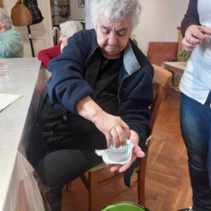 Városi Humánsegítő és Szociális Szolgálat | Galéria Pohártrükköt bemutató idős hölgy.