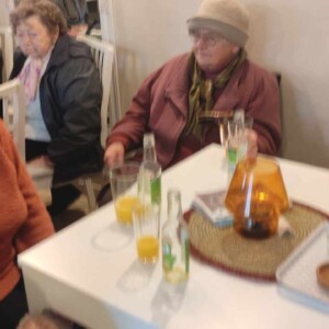 Városi Humánsegítő és Szociális Szolgálat | Galéria Asztalnál üdítőző idősek.