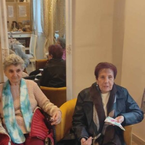 Városi Humánsegítő és Szociális Szolgálat | Galéria Asztalnál sütiző idősek.