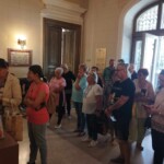 Városi Humánsegítő és Szociális Szolgálat | Galéria Túrázók csoportképe egy kastély bejáratánál.