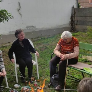 Városi Humánsegítő és Szociális Szolgálat | Galéria Szalonnát sütő idősek.