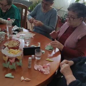 Városi Humánsegítő és Szociális Szolgálat | Galéria Origamizó idősek.