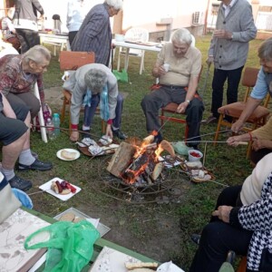 Városi Humánsegítő és Szociális Szolgálat | Galéria Szalonnát sütő idősek.