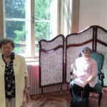 Városi Humánsegítő és Szociális Szolgálat | Galéria Emberek egy kastély szobájában.