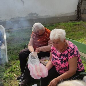 Városi Humánsegítő és Szociális Szolgálat | Galéria Szalonnát sütő idősek.