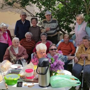 Városi Humánsegítő és Szociális Szolgálat | Galéria Szalonnát sütő idősek.