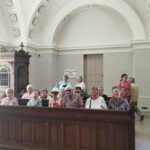 Városi Humánsegítő és Szociális Szolgálat | Galéria Kápolna padjain ülő emberek.