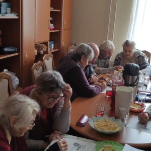Városi Humánsegítő és Szociális Szolgálat | Galéria Asztalnál rajzoló idősek.