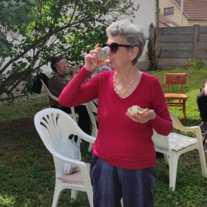 Városi Humánsegítő és Szociális Szolgálat | Galéria Szalonnát sütő idősek.