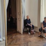 Városi Humánsegítő és Szociális Szolgálat | Galéria Emberek ülnek egy kastély szobájában.