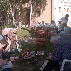 Városi Humánsegítő és Szociális Szolgálat | Galéria Szalonnát sütő idősek.