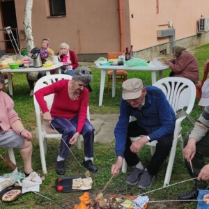 Városi Humánsegítő és Szociális Szolgálat | Galéria Szalonnát sütő idősek.