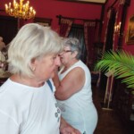 Városi Humánsegítő és Szociális Szolgálat | Galéria Két ember beszélget egy kastély szobájában.