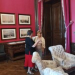 Városi Humánsegítő és Szociális Szolgálat | Galéria Két ember beszélget egy kastély szobájában.
