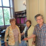 Városi Humánsegítő és Szociális Szolgálat | Galéria Három hölgy egy kastély szobájában.