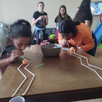 Városi Humánsegítő és Szociális Szolgálat | Gyermeknap a Család- és Gyermekjóléti Szolgálatnál Játszó fiatalok egy asztalnál.