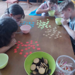 Városi Humánsegítő és Szociális Szolgálat | Gyermeknap a Család- és Gyermekjóléti Szolgálatnál Játszó fiatalok egy asztalnál.