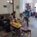 Városi Humánsegítő és Szociális Szolgálat | Gyermeknap a Család- és Gyermekjóléti Szolgálatnál Origamizó fiatalok egy asztalnál.