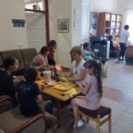 Városi Humánsegítő és Szociális Szolgálat | Gyermeknap a Család- és Gyermekjóléti Szolgálatnál Origamizó fiatalok egy asztalnál.