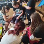 Városi Humánsegítő és Szociális Szolgálat | Gyermeknap a Család- és Gyermekjóléti Szolgálatnál Arcfestést készítő fiatalok.