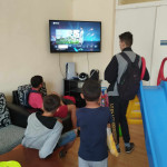 Városi Humánsegítő és Szociális Szolgálat | Gyermeknap a Család- és Gyermekjóléti Szolgálatnál Playstation-ön játszó fiatalok.