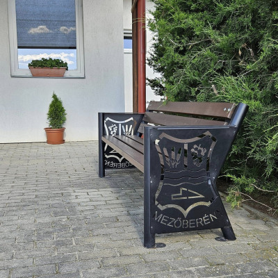 Városi Humánsegítő és Szociális Szolgálat | Kálmán Fürdő Egy pad a strand előtt.