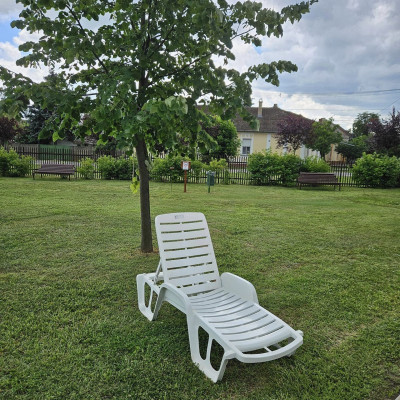 Városi Humánsegítő és Szociális Szolgálat | Kálmán Fürdő Egy napozóágy a strandon.