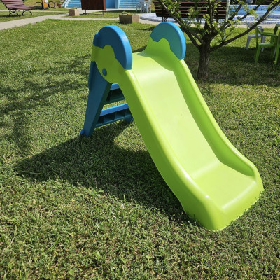 Városi Humánsegítő és Szociális Szolgálat | Kálmán Fürdő Egy gyermek csúszda a strandon.