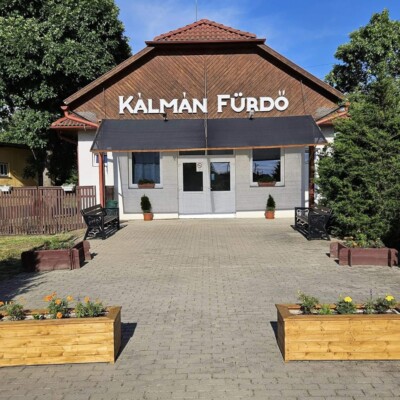Városi Humánsegítő és Szociális Szolgálat | Kálmán Fürdő A Kálmán Fürdő bejárata.