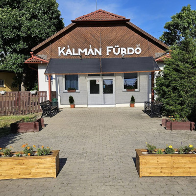 Városi Humánsegítő és Szociális Szolgálat | Kálmán Fürdő A Kálmán Fürdő bejárata.