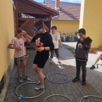 Városi Humánsegítő és Szociális Szolgálat | Gyermeknap a Család- és Gyermekjóléti Szolgálatnál Hulahoppkarikázó fiatalok.