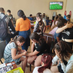 Városi Humánsegítő és Szociális Szolgálat | Gyermeknap a Család- és Gyermekjóléti Szolgálatnál Egy csoport fiatal játszik a Családsegítő Szolgálatnál.