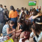 Városi Humánsegítő és Szociális Szolgálat | Gyermeknap a Család- és Gyermekjóléti Szolgálatnál Egy csoport fiatal játszik a Családsegítő Szolgálatnál.