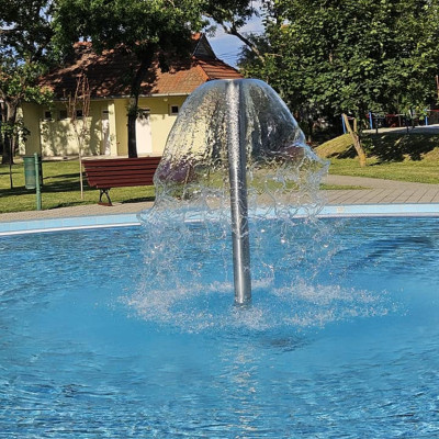 Városi Humánsegítő és Szociális Szolgálat | Kálmán Fürdő Szökőkútas medence a strandon.