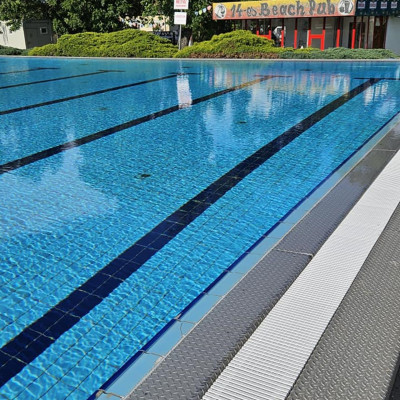 Városi Humánsegítő és Szociális Szolgálat | Kálmán Fürdő A nagy medence képe a háttérben a büfé.