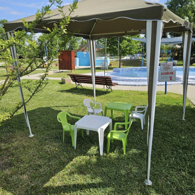 Városi Humánsegítő és Szociális Szolgálat | Kálmán Fürdő Gyereksátor székekkel és asztalokkal a strandon.