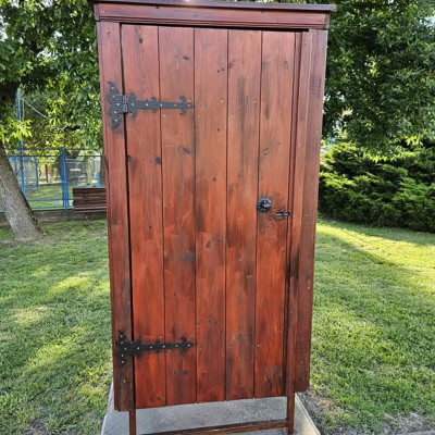 Városi Humánsegítő és Szociális Szolgálat | Kálmán Fürdő Kültéri öltöző a strandon.