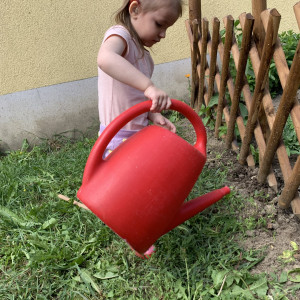 Gyermekek kertészkednek a Bölcsőde kertjében.