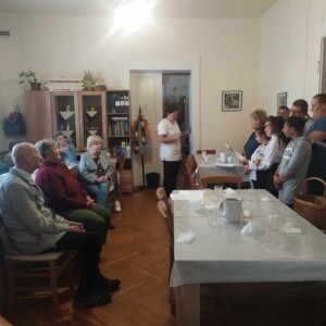 Egy csoport fogyat&eacute;kossal &eacute;lő &eacute;nekel egy csoport idősnek.