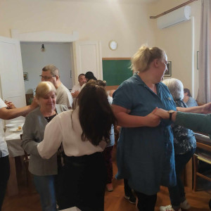 Városi Humánsegítő és Szociális Szolgálat | Anyák napja Táncoló idősek.